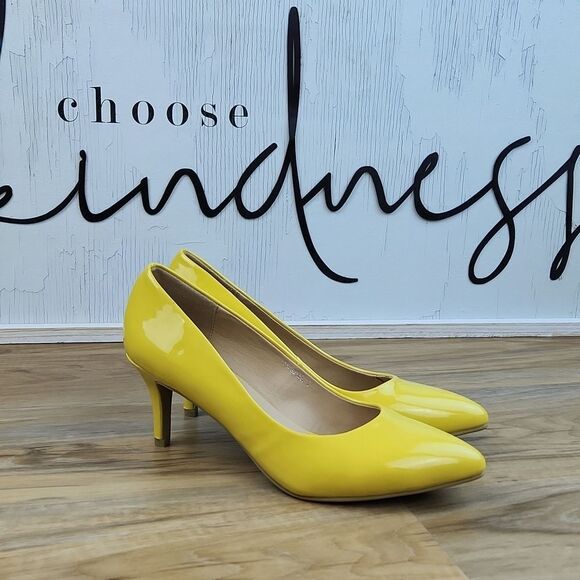 🩵NWOB Yellow Patent Classic Heels Size 8 - Picture 6 of 14